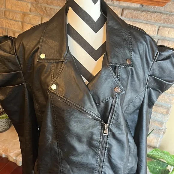 Azalea Wang‎ Menneli Puff Sleeve Faux Leather Crop Jacket in Black