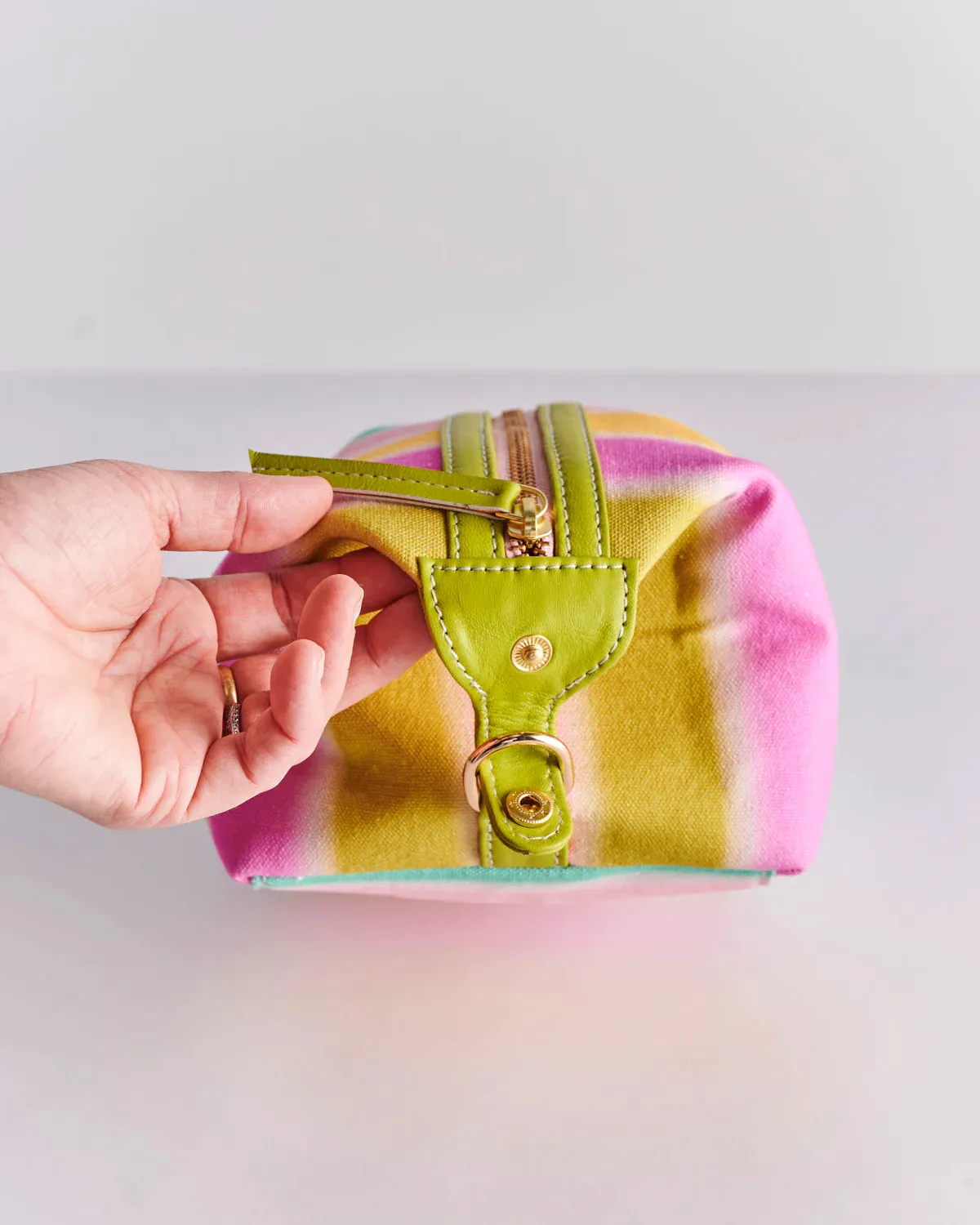 COLOUR CHAMELEON TOILETRY BAGS