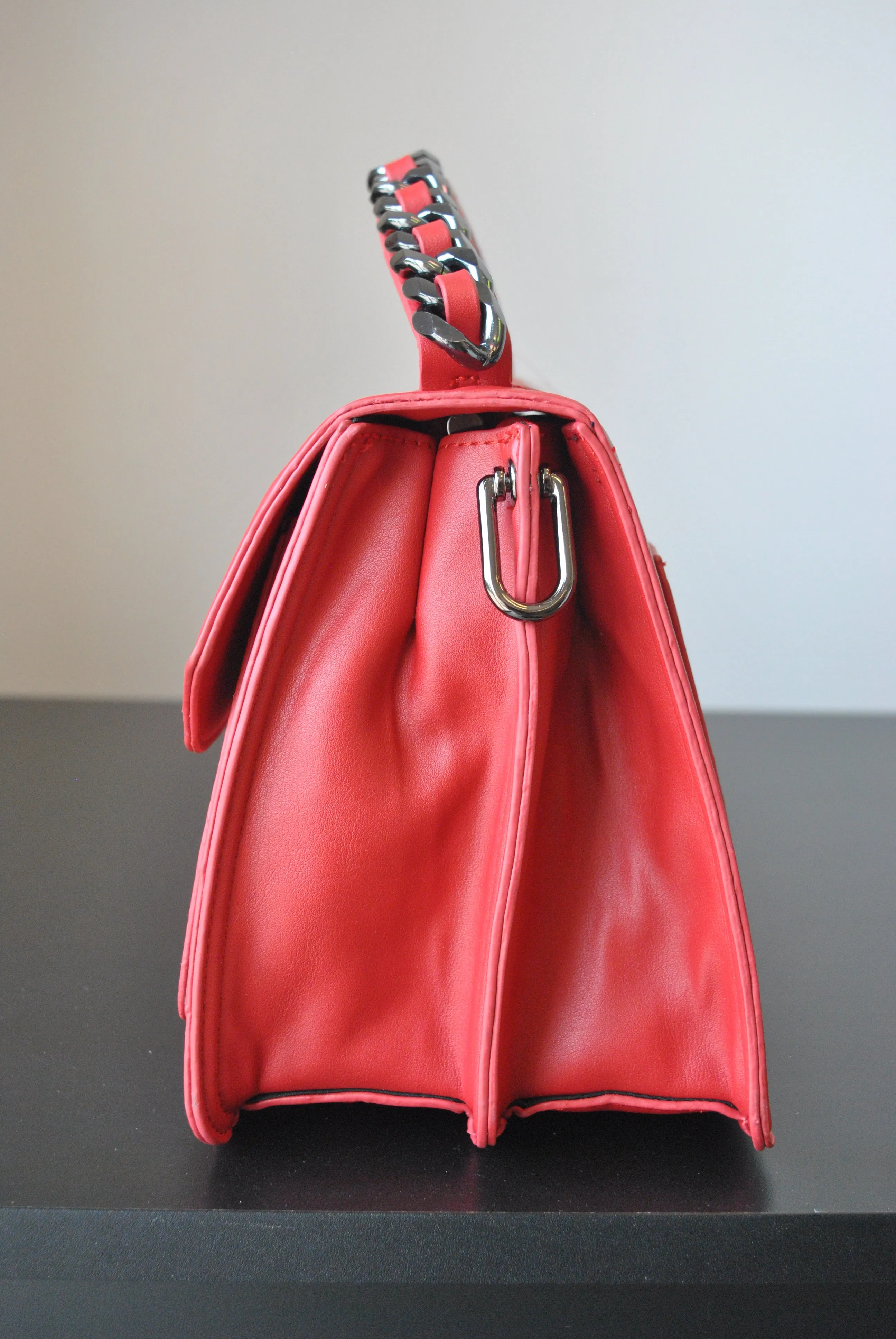 RED FAUX LEATHER SATCHEL / CROSSBODY HANDBAG WITH CHAIN DETAILS