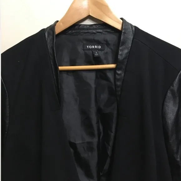Torrid Sz 3 Black Blazer Faux Leather Open Front Plus Size