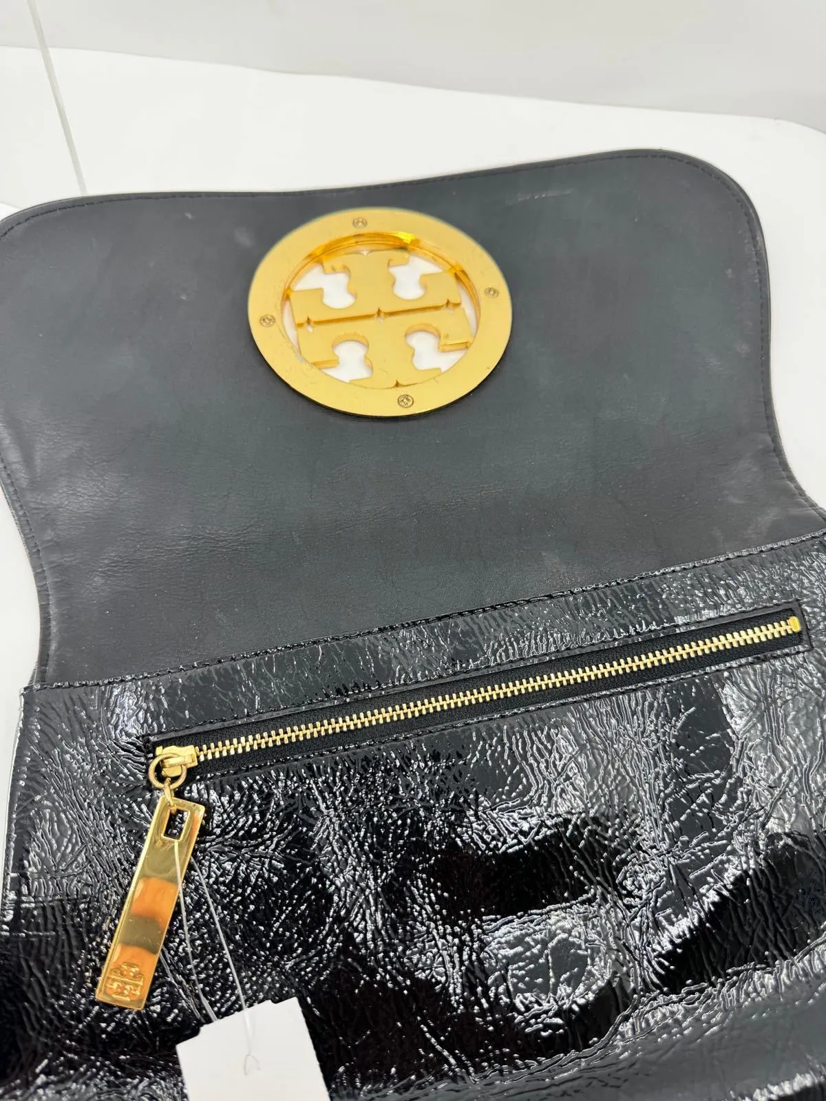 TORY BURCH CRINKLED LEATHER LOGO CLUTCH BAG