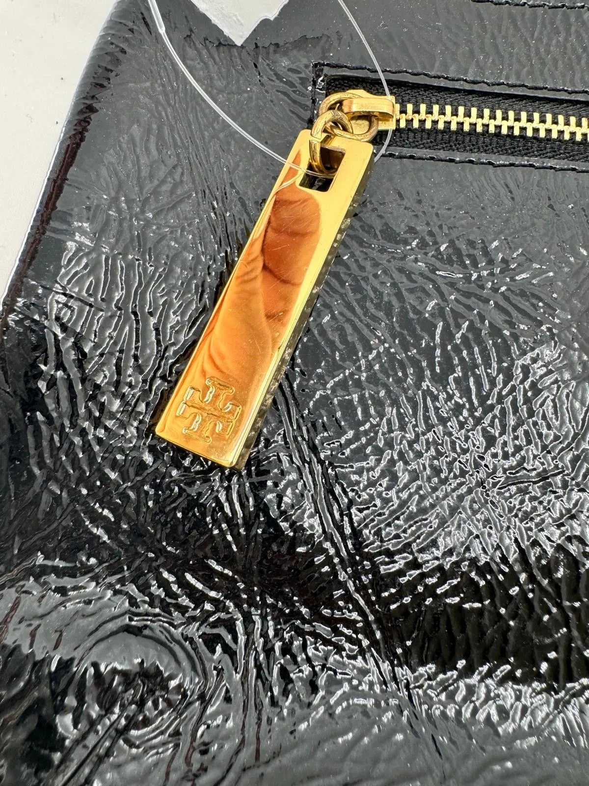 TORY BURCH CRINKLED LEATHER LOGO CLUTCH BAG