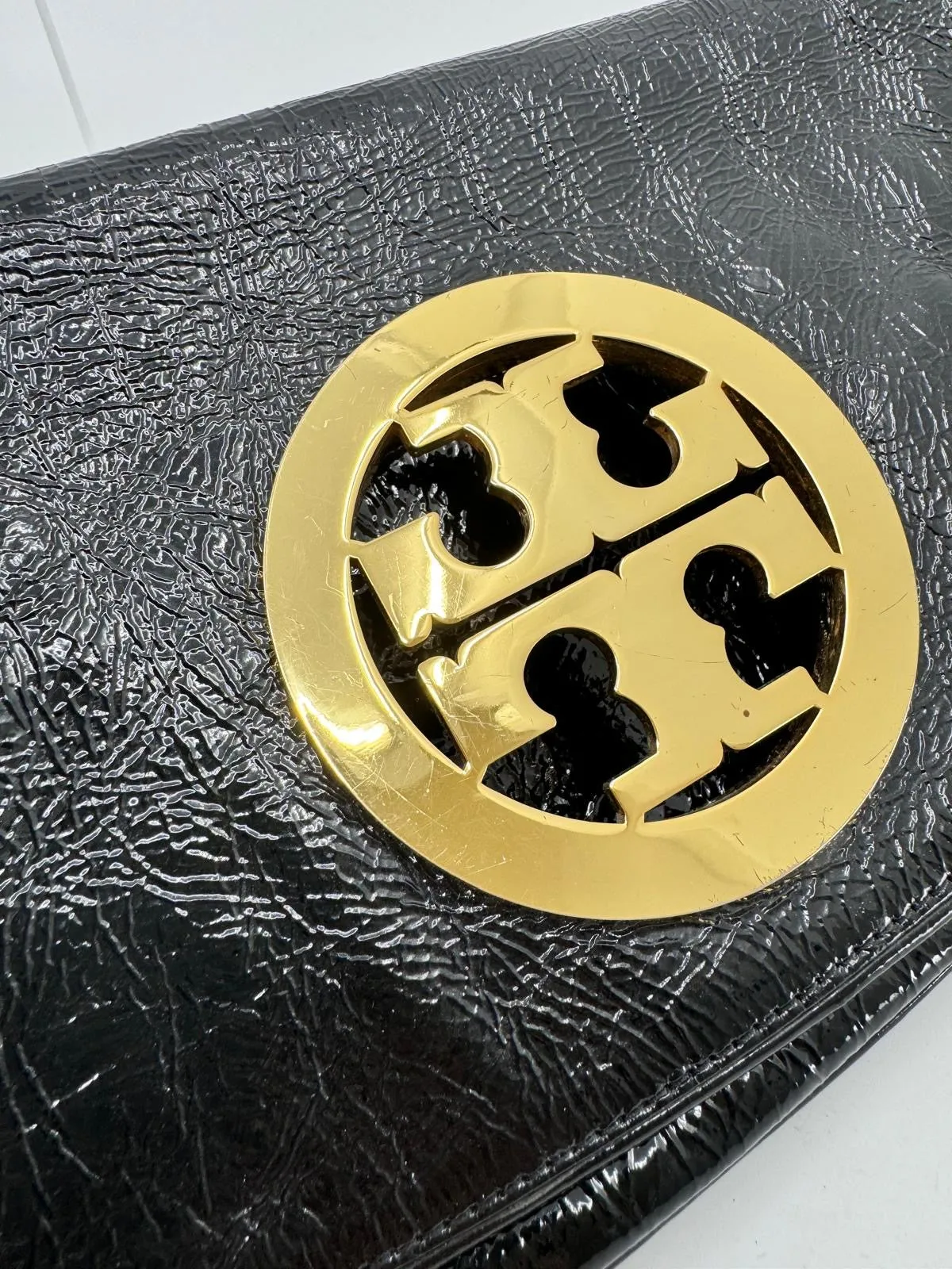 TORY BURCH CRINKLED LEATHER LOGO CLUTCH BAG
