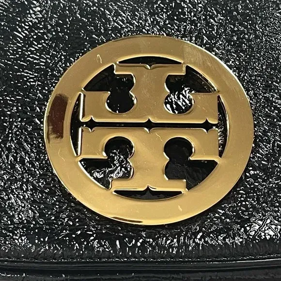 TORY BURCH CRINKLED LEATHER LOGO CLUTCH BAG