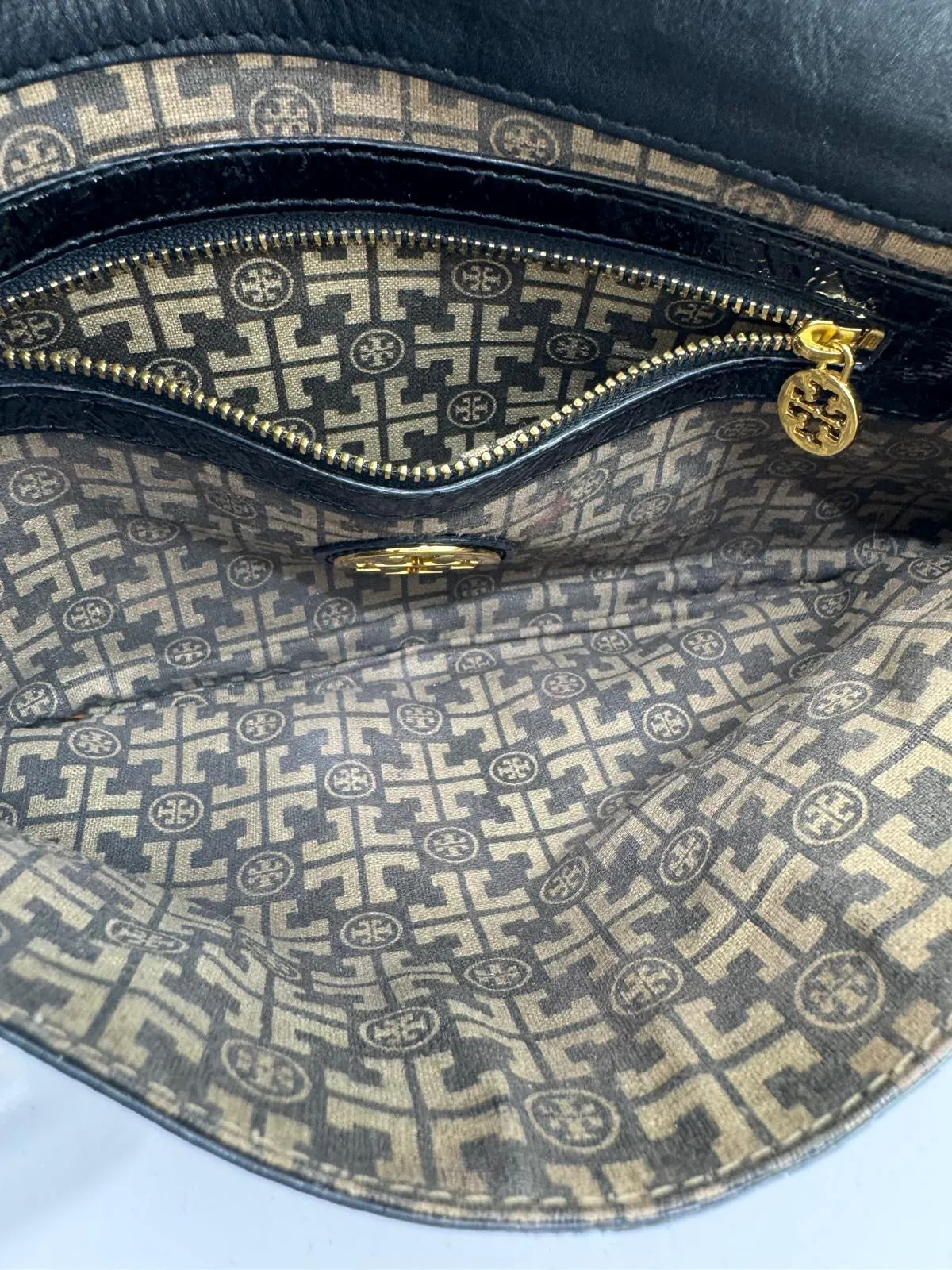 TORY BURCH CRINKLED LEATHER LOGO CLUTCH BAG