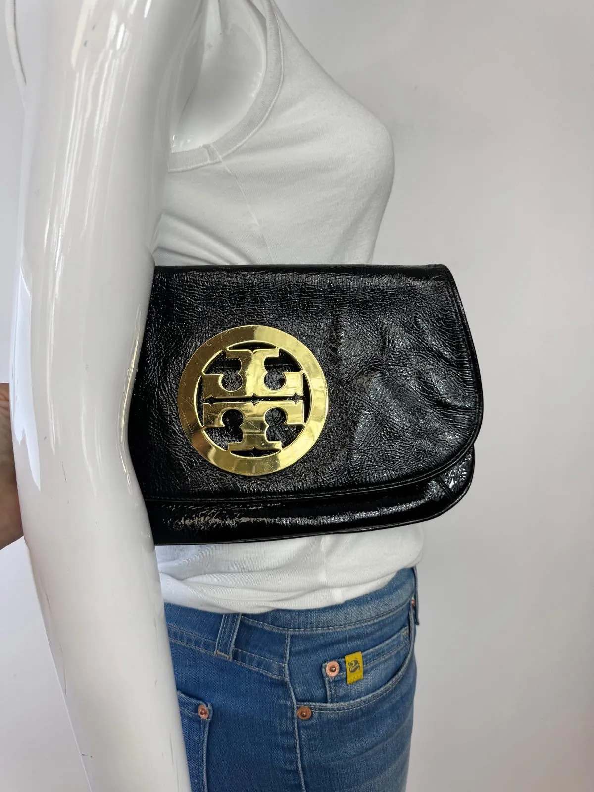 TORY BURCH CRINKLED LEATHER LOGO CLUTCH BAG