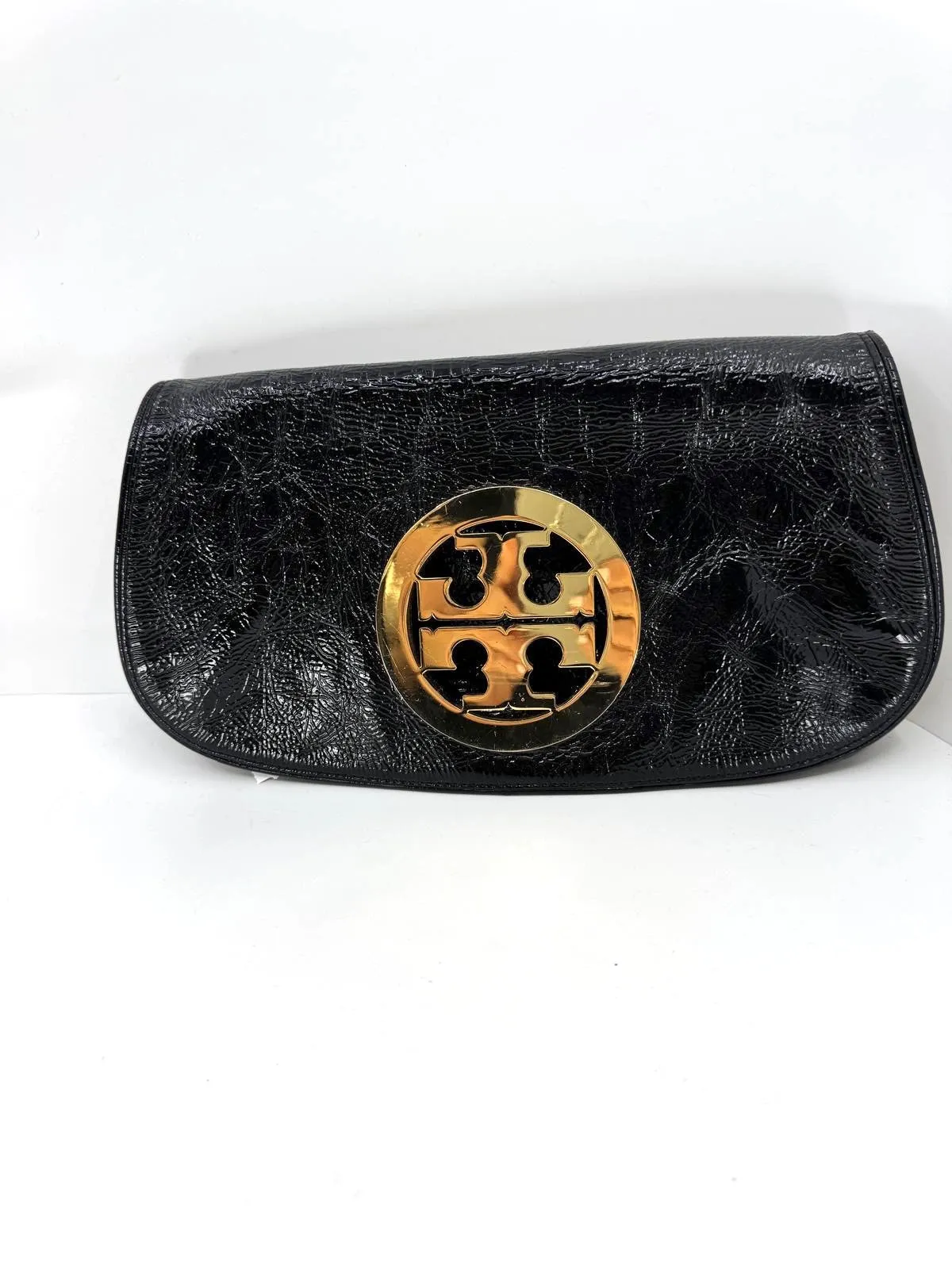 TORY BURCH CRINKLED LEATHER LOGO CLUTCH BAG