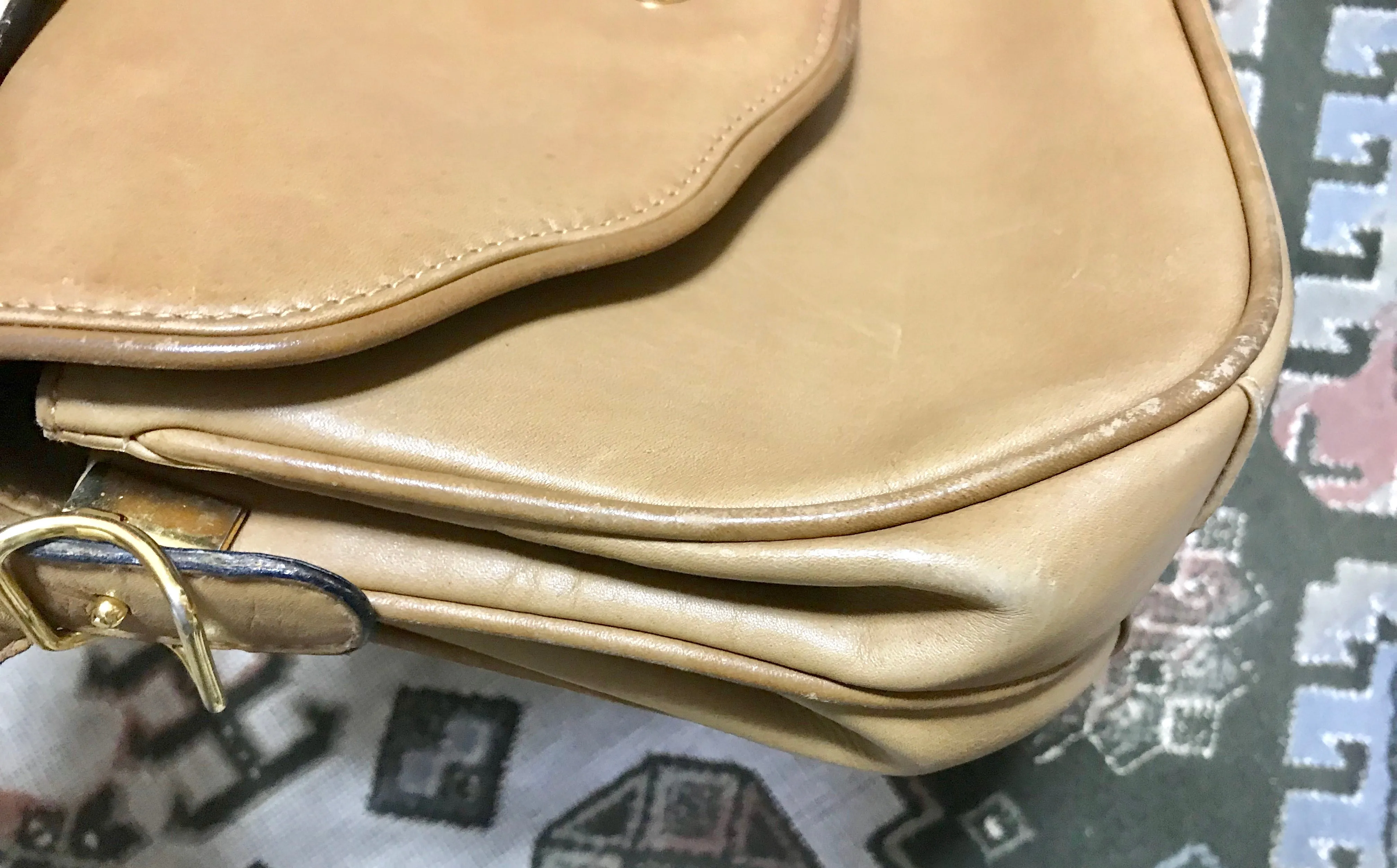 Vintage Gucci nude brown leather shoulder bag with golden and silver tone GG logo motif and wavy design flap. Classic purse. 060716r