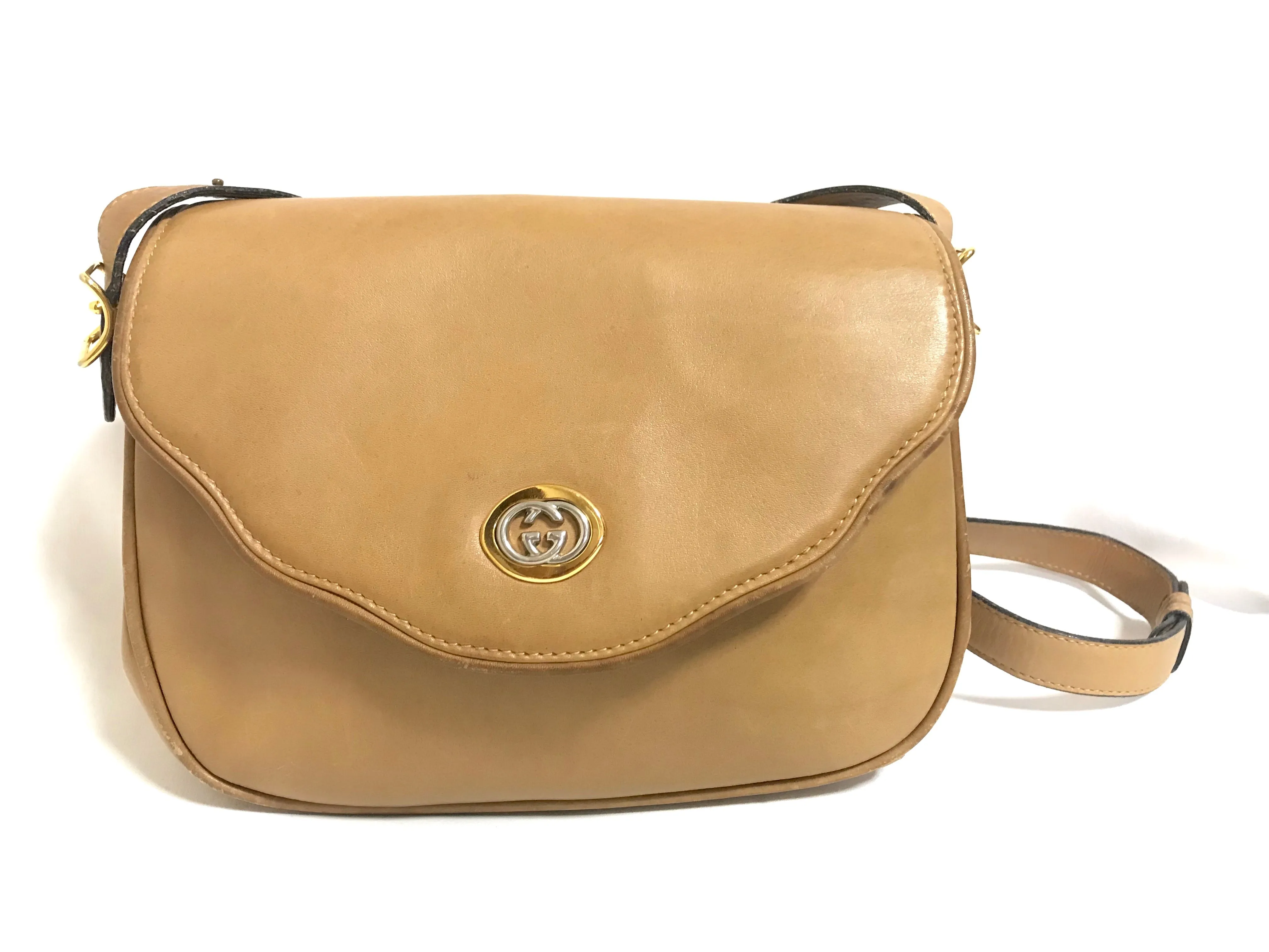 Vintage Gucci nude brown leather shoulder bag with golden and silver tone GG logo motif and wavy design flap. Classic purse. 060716r