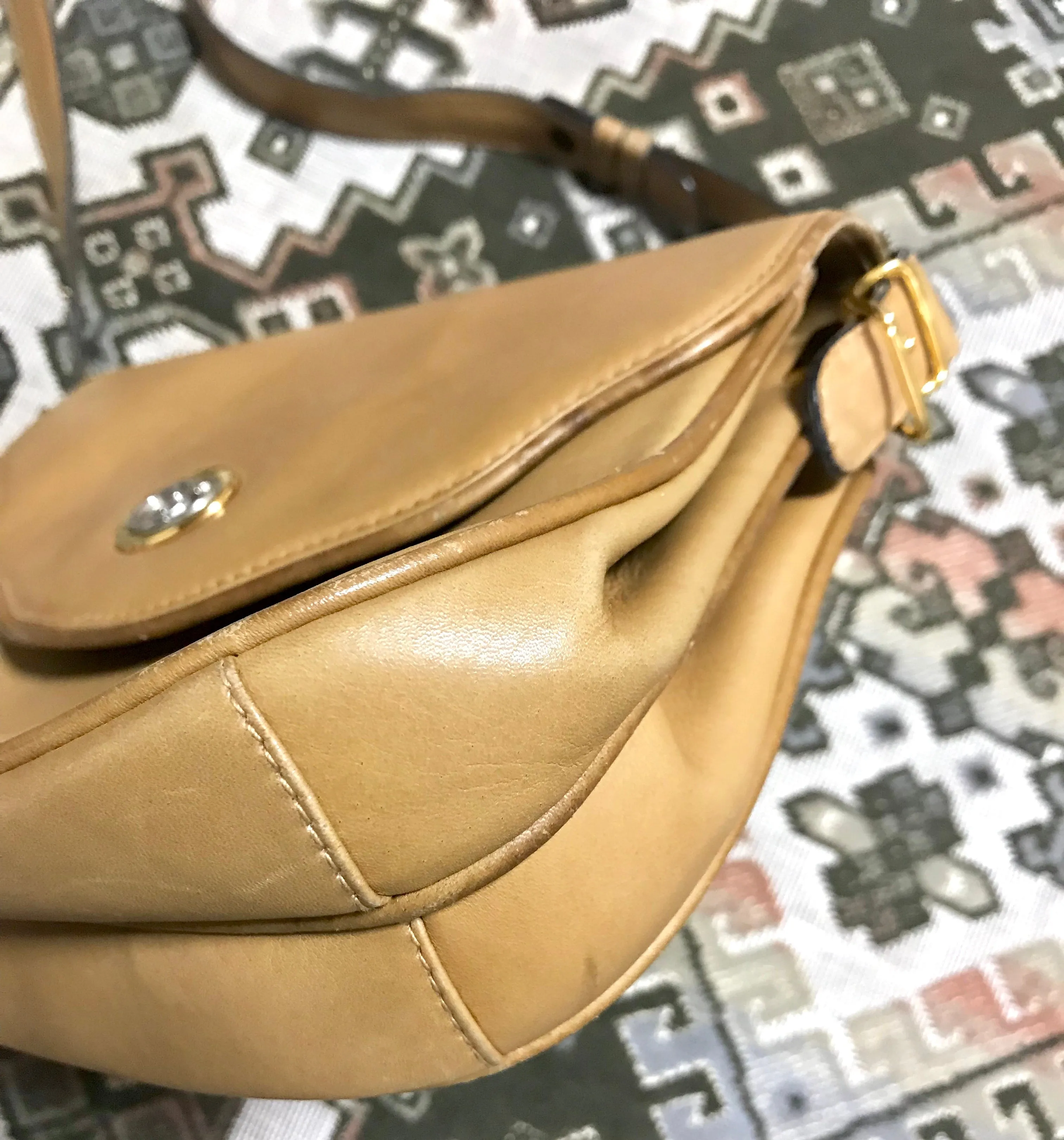 Vintage Gucci nude brown leather shoulder bag with golden and silver tone GG logo motif and wavy design flap. Classic purse. 060716r
