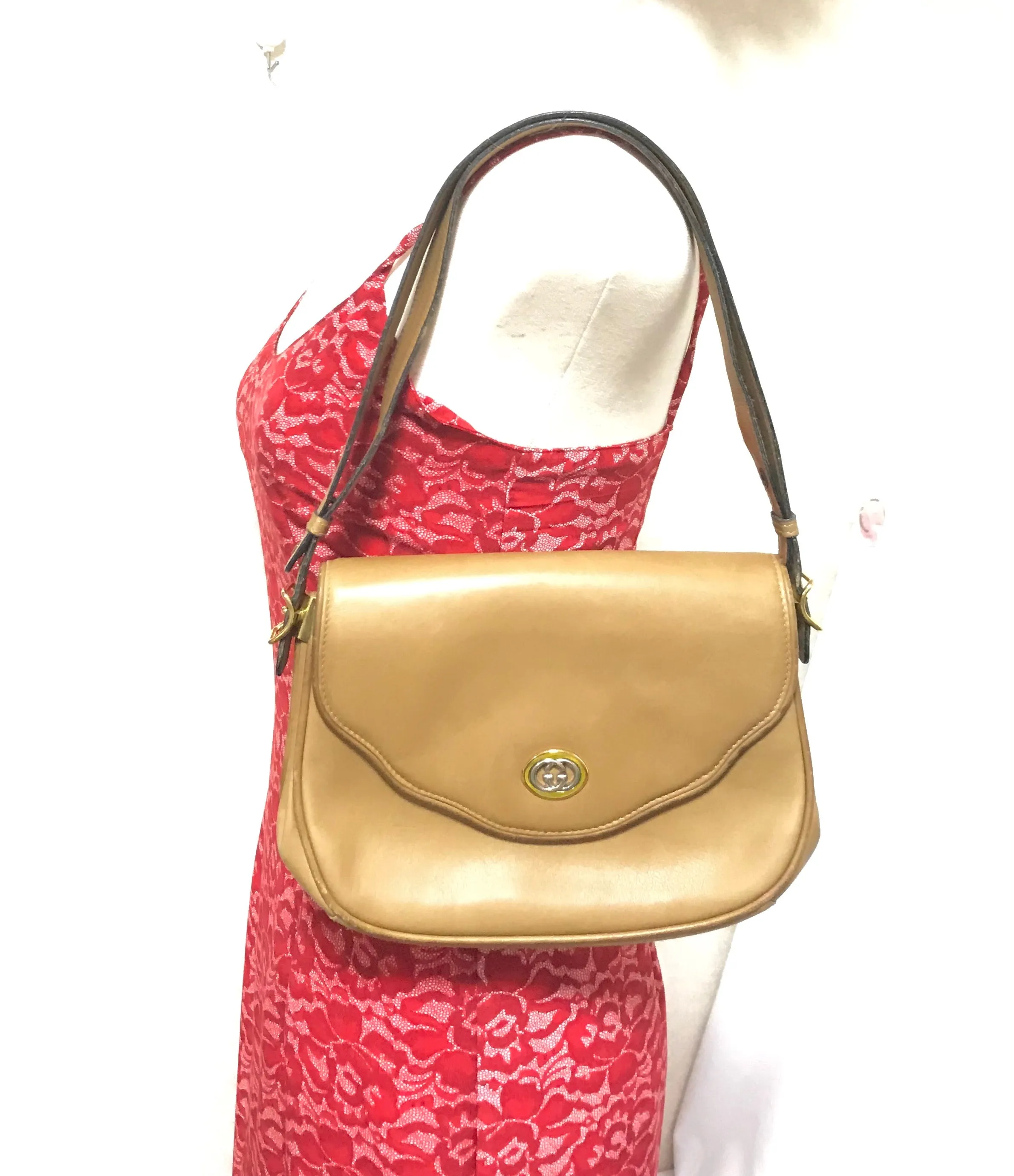Vintage Gucci nude brown leather shoulder bag with golden and silver tone GG logo motif and wavy design flap. Classic purse. 060716r
