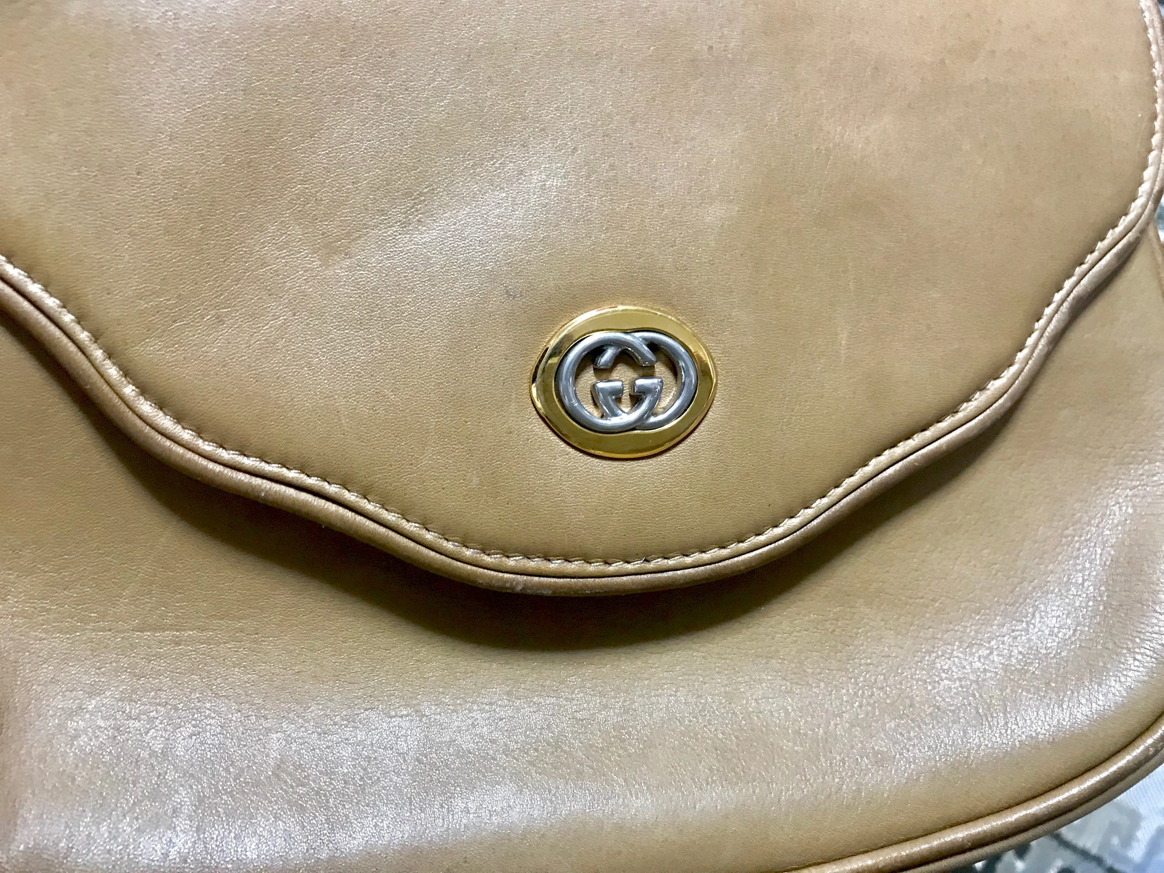 Vintage Gucci nude brown leather shoulder bag with golden and silver tone GG logo motif and wavy design flap. Classic purse. 060716r