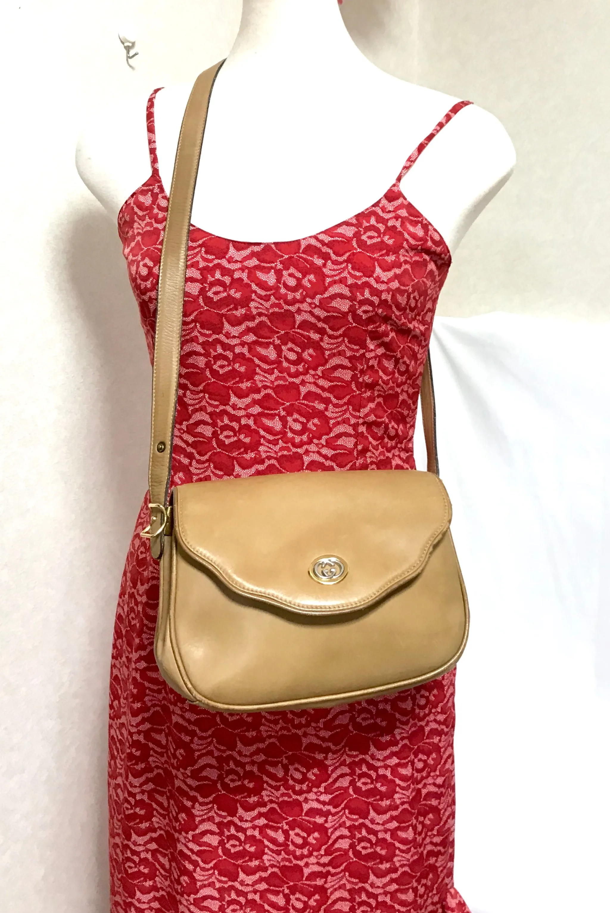 Vintage Gucci nude brown leather shoulder bag with golden and silver tone GG logo motif and wavy design flap. Classic purse. 060716r