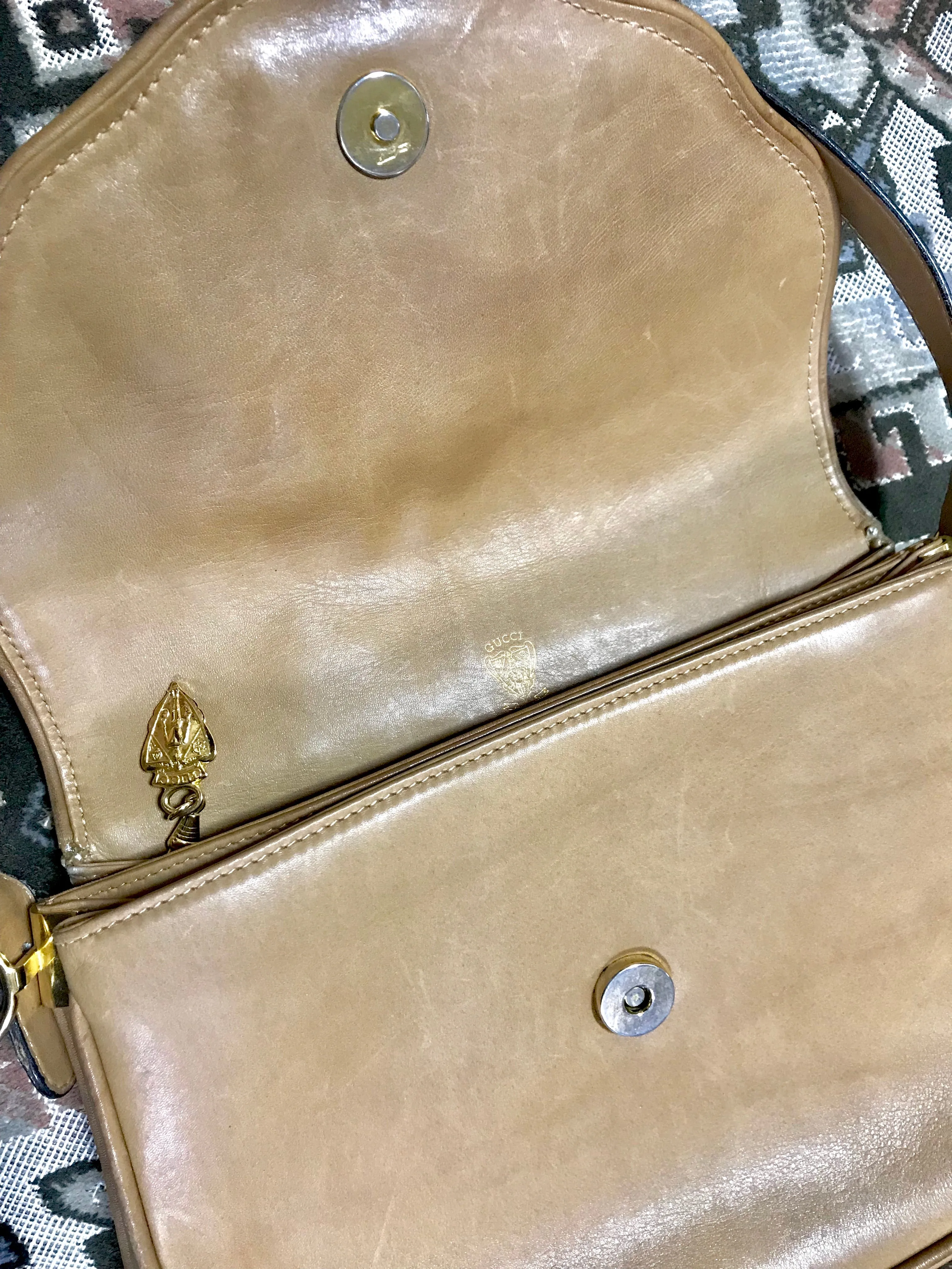 Vintage Gucci nude brown leather shoulder bag with golden and silver tone GG logo motif and wavy design flap. Classic purse. 060716r