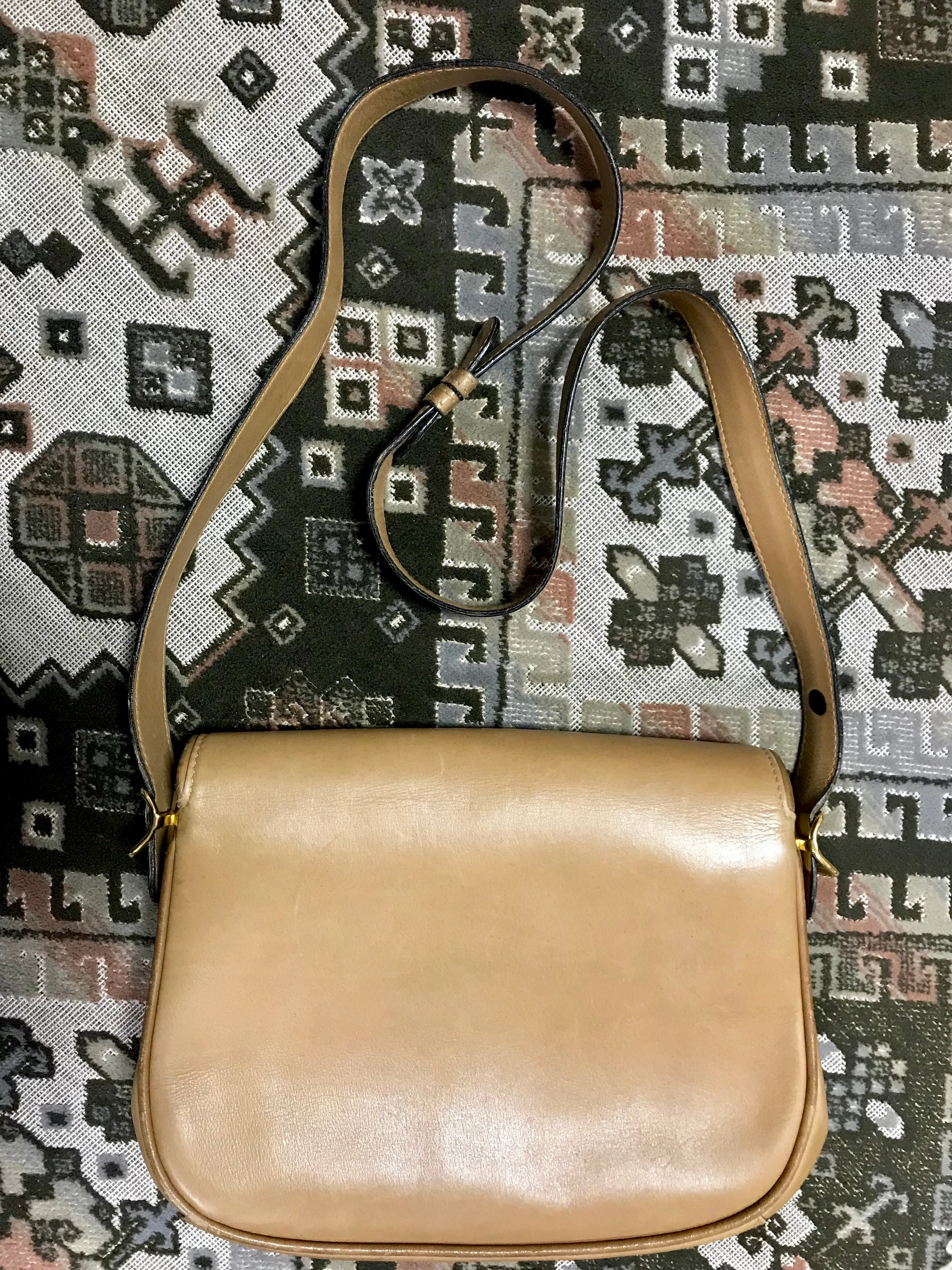 Vintage Gucci nude brown leather shoulder bag with golden and silver tone GG logo motif and wavy design flap. Classic purse. 060716r