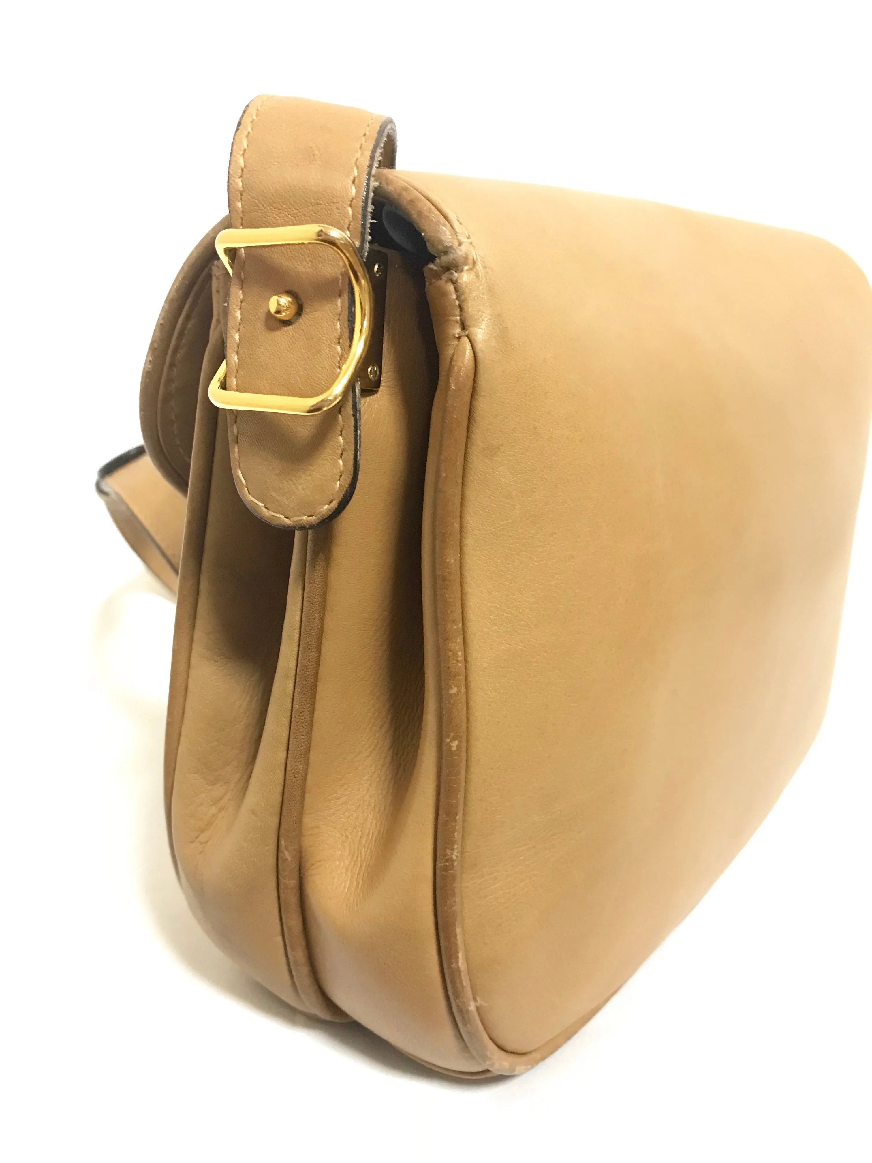 Vintage Gucci nude brown leather shoulder bag with golden and silver tone GG logo motif and wavy design flap. Classic purse. 060716r