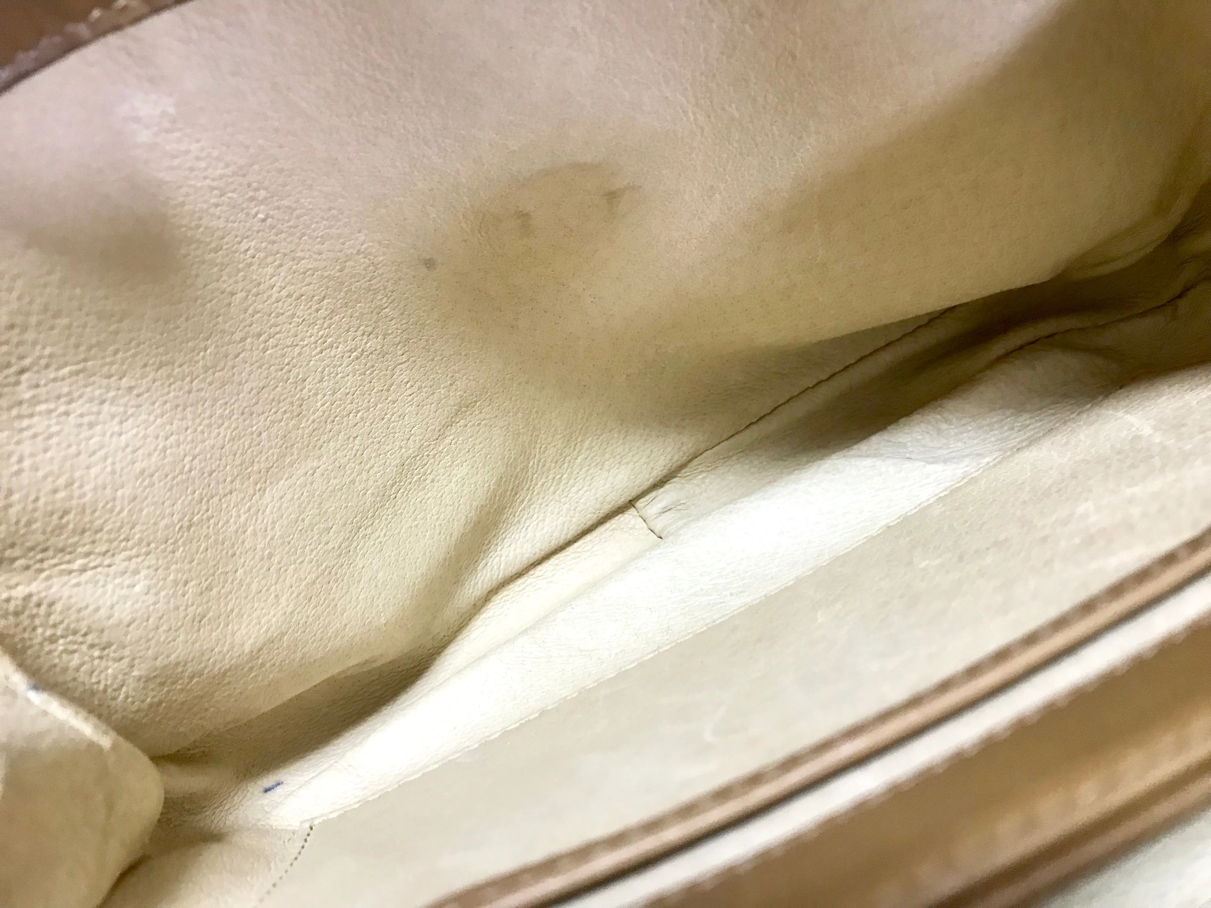 Vintage Gucci nude brown leather shoulder bag with golden and silver tone GG logo motif and wavy design flap. Classic purse. 060716r