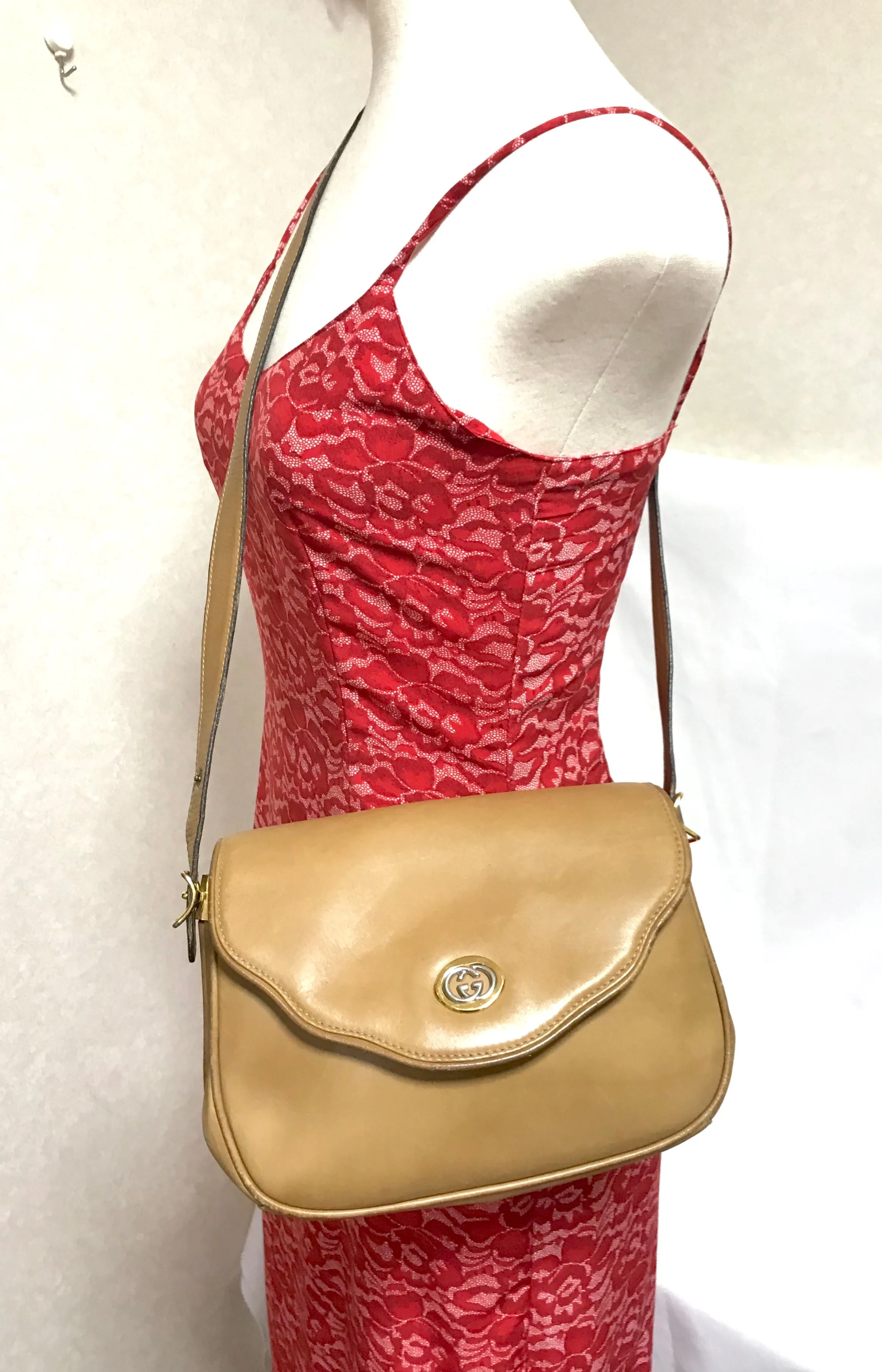 Vintage Gucci nude brown leather shoulder bag with golden and silver tone GG logo motif and wavy design flap. Classic purse. 060716r
