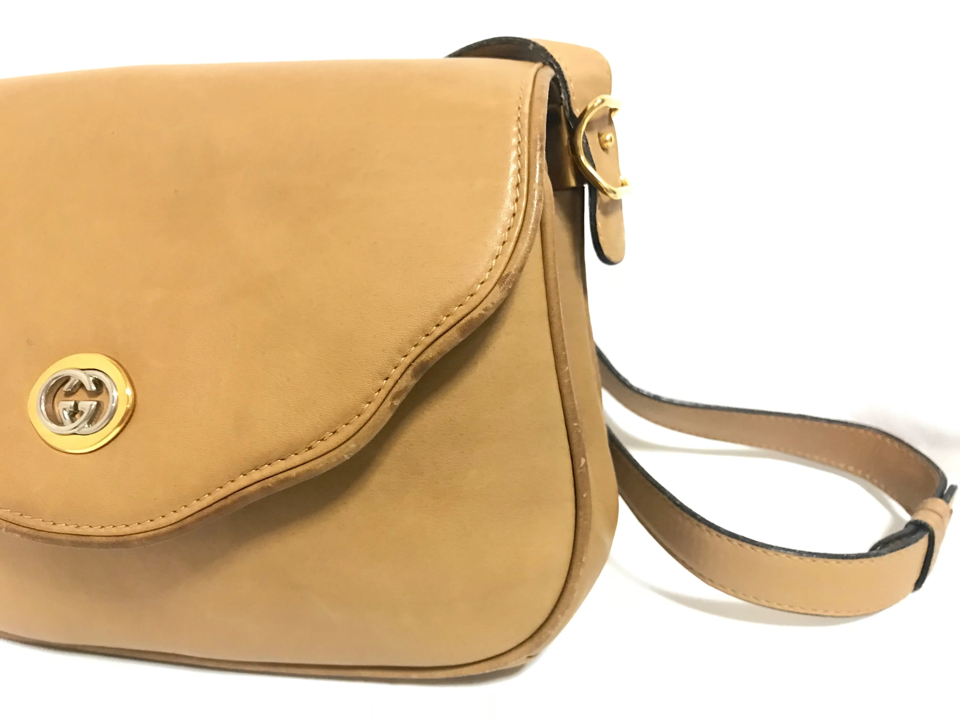 Vintage Gucci nude brown leather shoulder bag with golden and silver tone GG logo motif and wavy design flap. Classic purse. 060716r