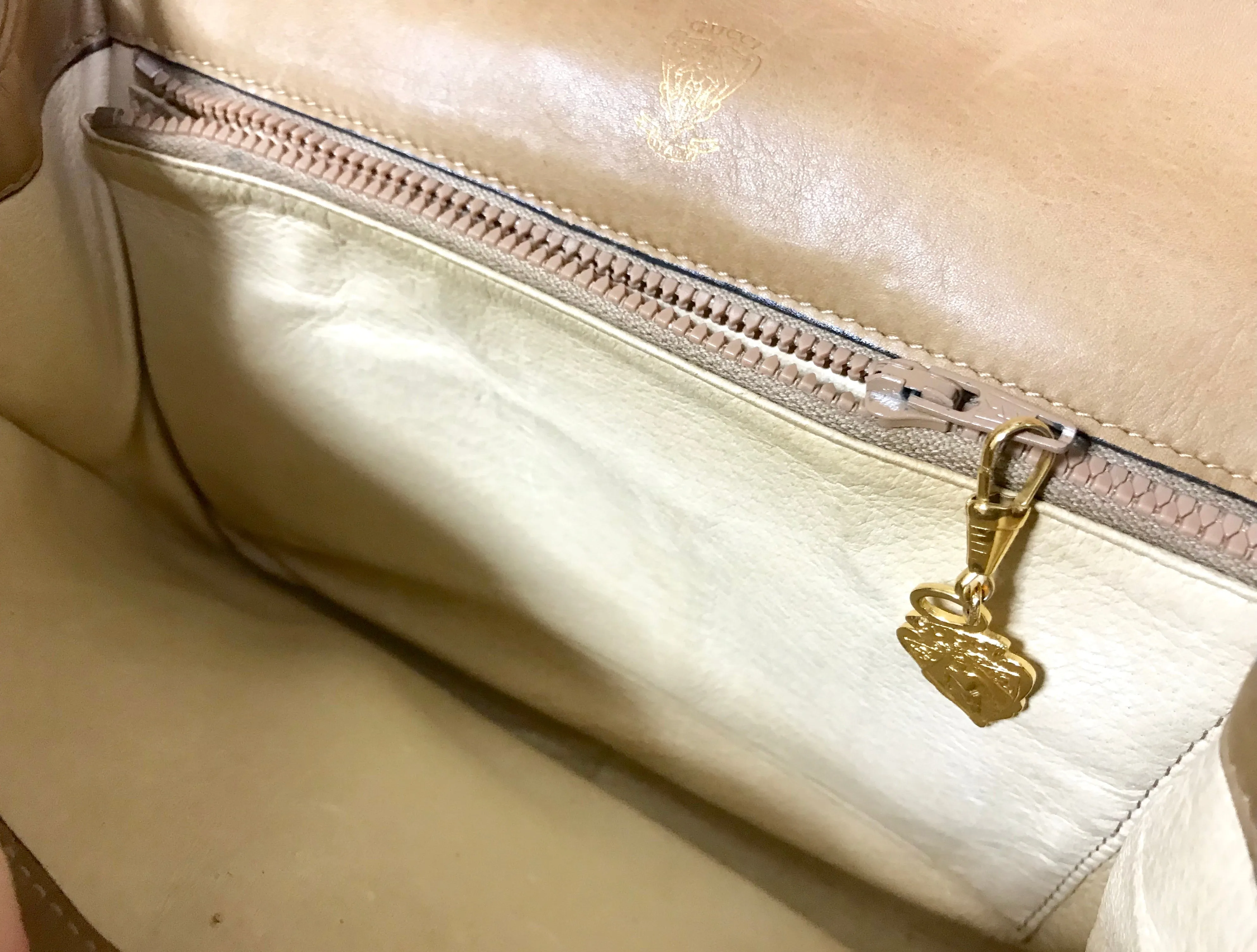 Vintage Gucci nude brown leather shoulder bag with golden and silver tone GG logo motif and wavy design flap. Classic purse. 060716r