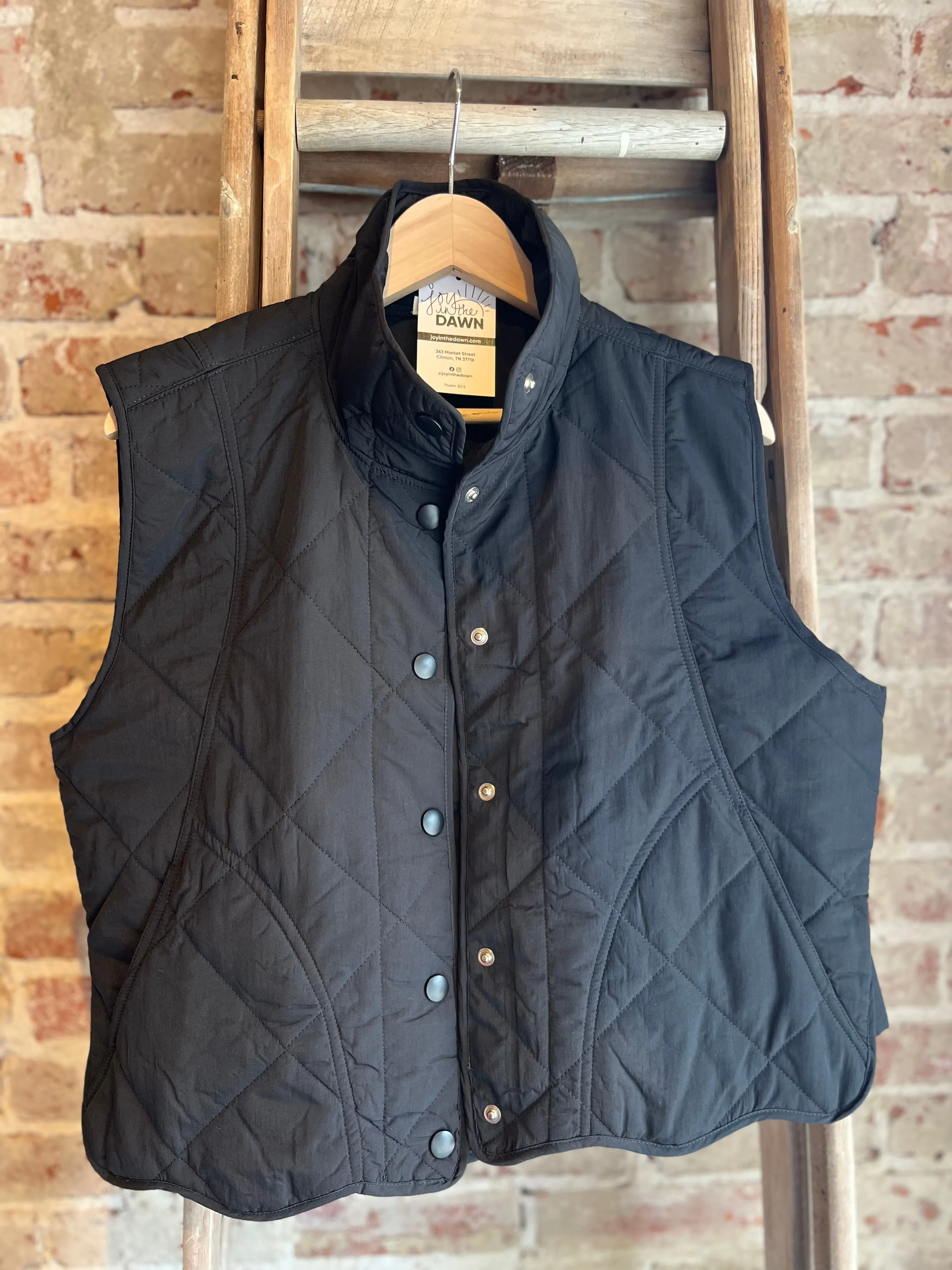 Wave Hem Quilted Vest- Black