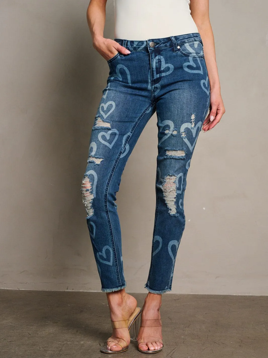 WOMEN'S BUTTON CLOSURE HEART PRINT DISTRESS DENIM SKINNY PANTS