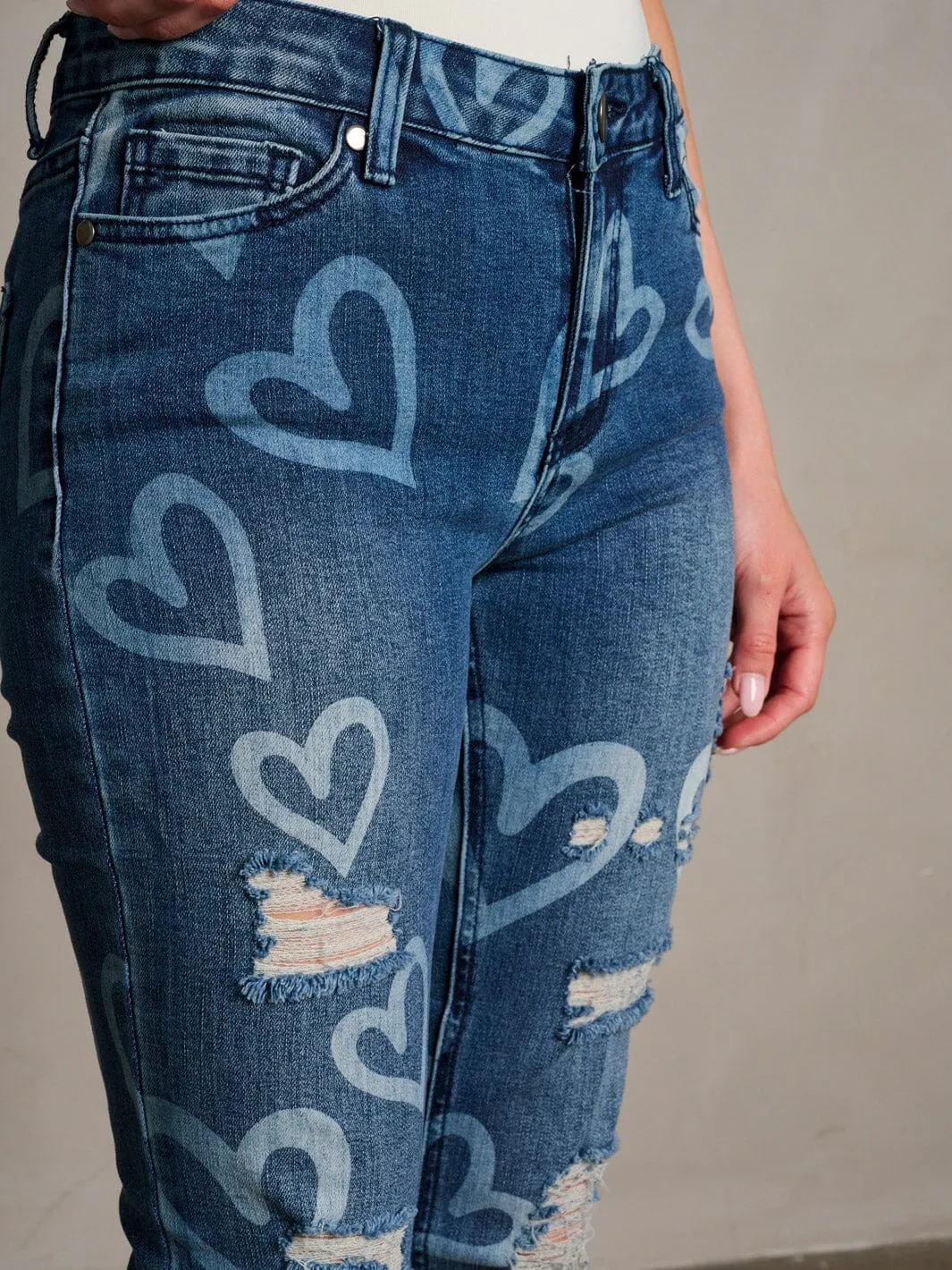 WOMEN'S BUTTON CLOSURE HEART PRINT DISTRESS DENIM SKINNY PANTS
