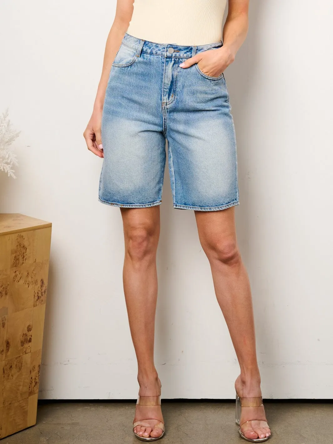 WOMEN'S BUTTON CLOSURE WASHED BIKER DENIM SHORTS