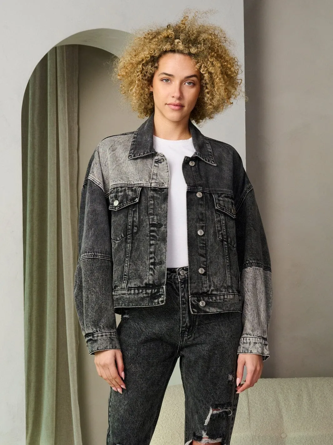 WOMEN'S LONG SLEEVE BUTTON CLOSURE COLORBLOCK DENIM JACKET