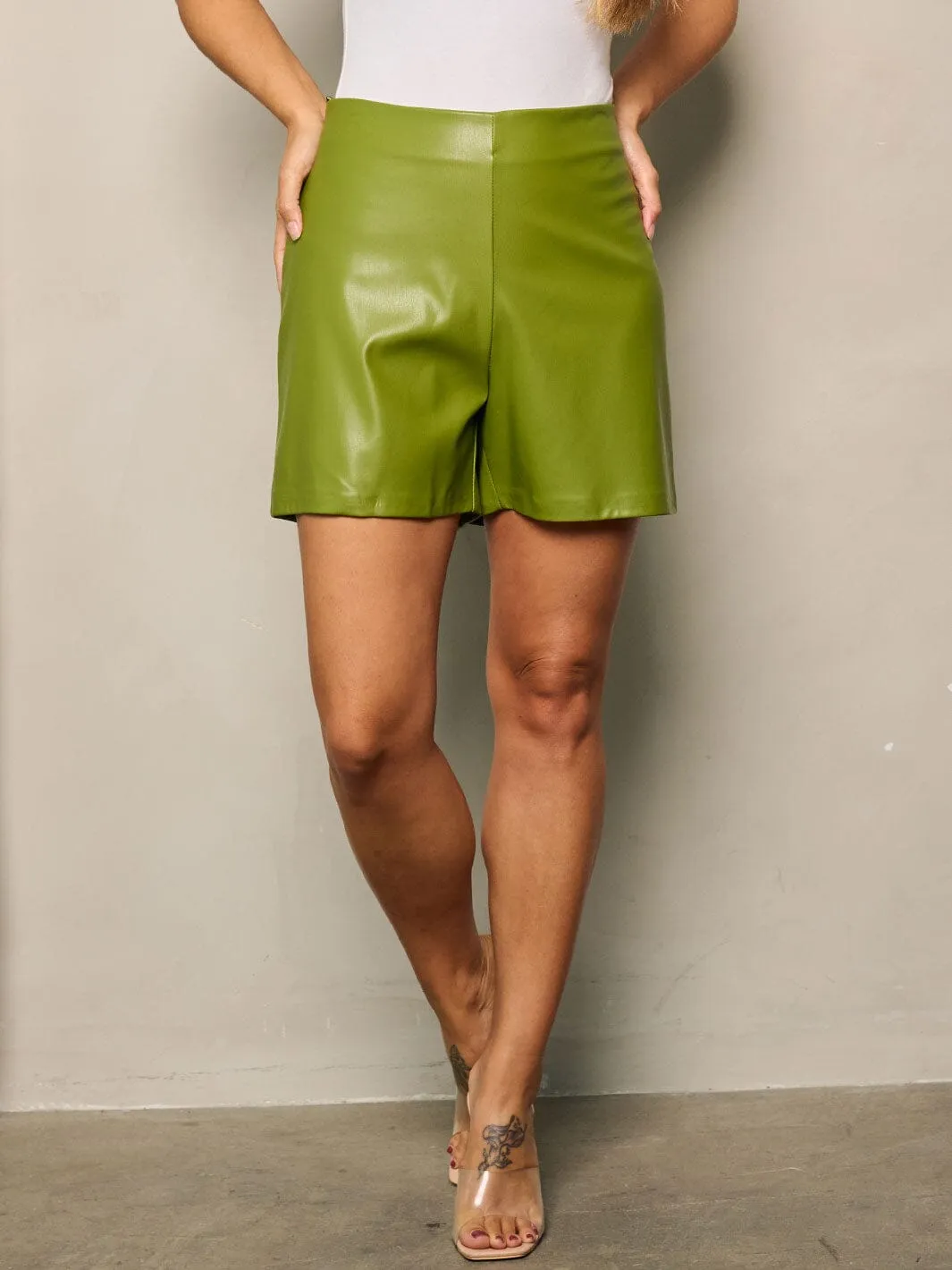 WOMEN'S ZIP UP CLOSURE PU PLEATHER SHORT