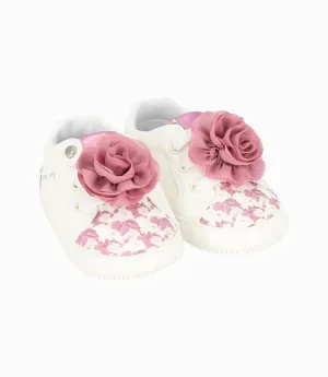 Zapatilla recién nacida con flores