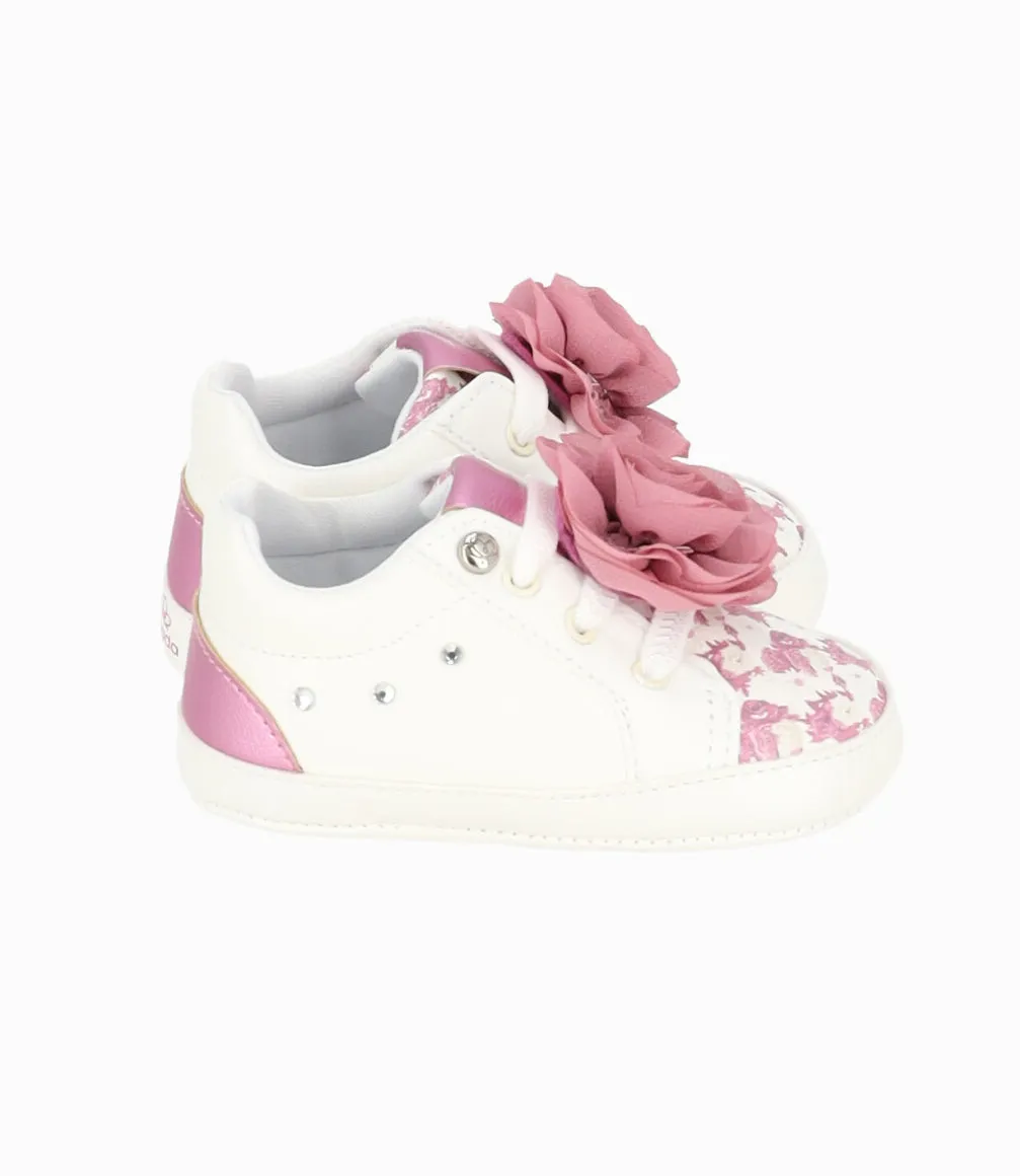 Zapatilla recién nacida con flores